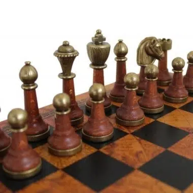 Alternative view of Echiquier Brun en Similicuir et Jeu d'Echecs Staunton en Bois et Métal