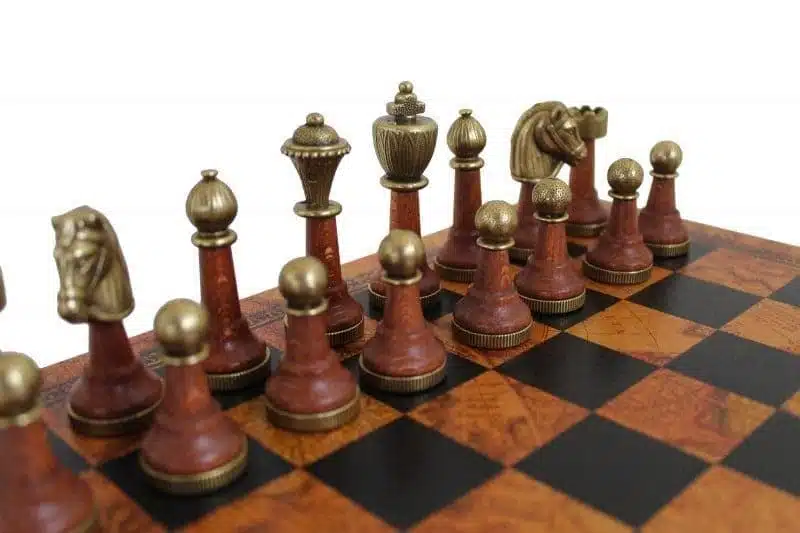 Echiquier Brun en Similicuir et Jeu d'Echecs Staunton en Bois et Métal – Image 2