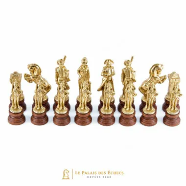 Pièces d'échecs Napoléon dorées alignées, détail des figurines sur socle en bois