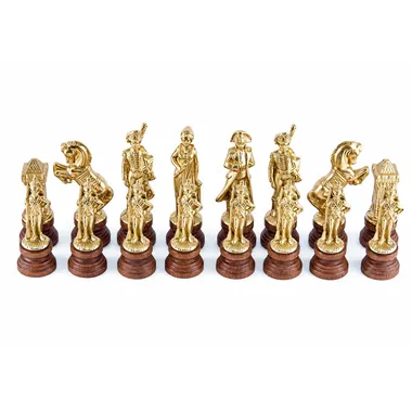 Pièces d'échecs Napoléon dorées alignées, détail des figurines sur socle en bois