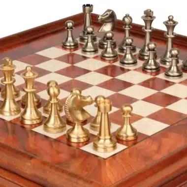 Pièces dorées et argentées du jeu Grand Staunton face à face sur l'échiquier