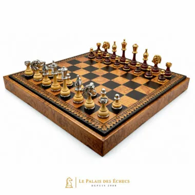 Ensemble complet Flowered posé en angle, pièces en bois et métal sur échiquier à motif carte