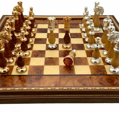 Jeu d'Échecs Grand Oriental - Échiquier en Bois de Bruyère et Bois d'Orme & Pièces en bois et laiton massif