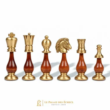 Pièces d'échecs en bois et métal doré, détail du roi, fou, cavalier et tour