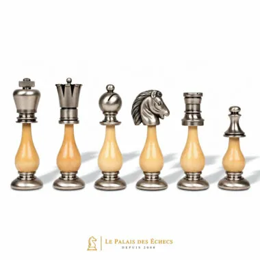 Pièces d'échecs en bois clair et métal argenté, détail du roi, fou, cavalier et tour
