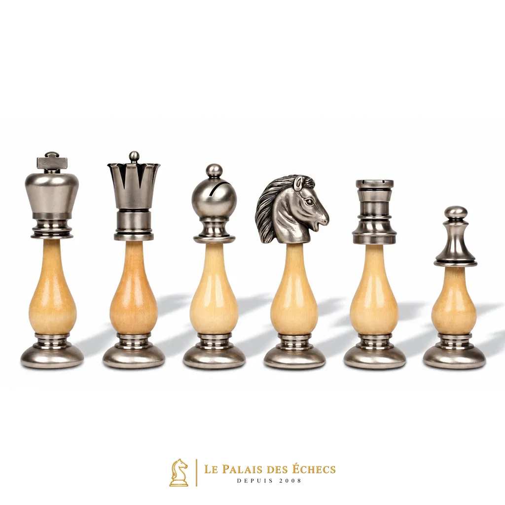 Pièces d'échecs en bois clair et métal argenté, détail du roi, fou, cavalier et tour