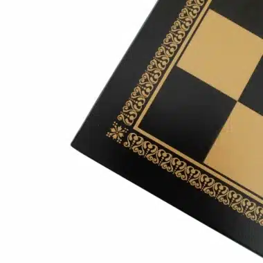 Échiquier en similicuir noir et or, détail du coin à motifs ornementaux
