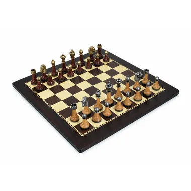 Jeu d'échecs Staunton en bois et métal sur échiquier en bois foncé, vue d'ensemble