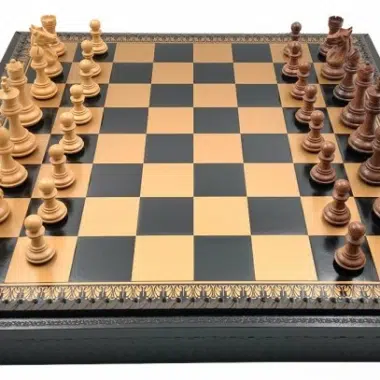 Échiquier en similicuir avec pièces en bois de rose en position de départ