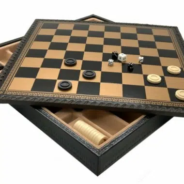 Coffret ouvert avec plateau de backgammon et jeu de dames intégrés