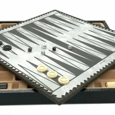 Coffret de backgammon en similicuir ouvert avec pions, dés et gobelets