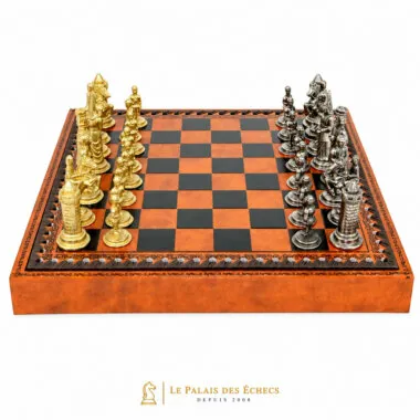 Jeu d'échecs Camelot complet, pièces dorées et argentées sur échiquier en similicuir