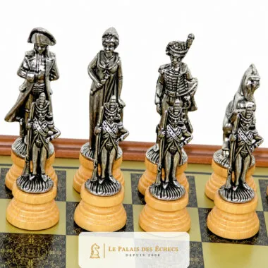 Pièces argentées napoléoniennes détaillées, soldats et officiers sur l'échiquier