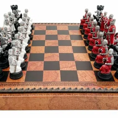 Jeu d'échecs Croisades complet avec échiquier en similicuir et pièces en résine
