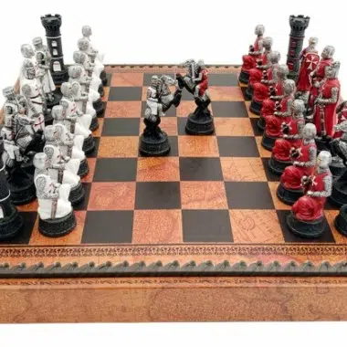 Détail central de l'échiquier Croisades avec deux cavaliers face à face