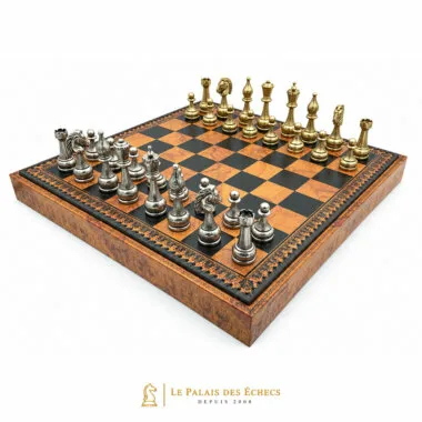 Jeu d'échecs Flowered en vue diagonale montrant le coffret en similicuir