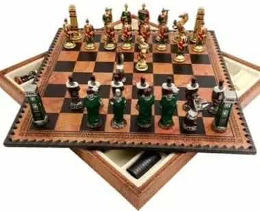 Jeu d'Échecs Romains vs Barbares - Échiquier - Backgammon et Jeu de dames en similicuir avec rangement & Pièces en métal