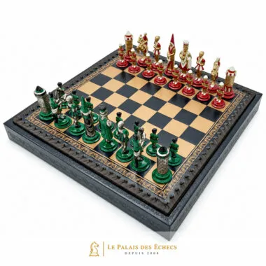 Pièces d'échecs Camelot rouges et vertes alignées sur l'échiquier ouvert