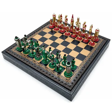 Pièces d'échecs Camelot rouges et vertes alignées sur l'échiquier ouvert