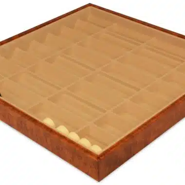 Coffret de rangement ouvert avec compartiments pour pièces et dés