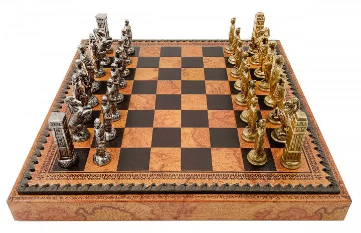 Jeu d'Échecs Romains vs Barbares - Échiquier - Backgammon et Jeu de dames en similicuir avec rangement & Pièces en métal