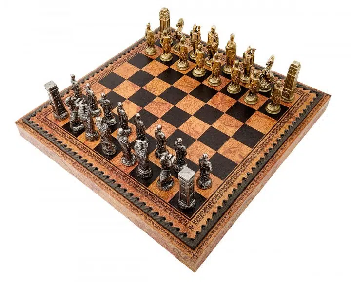 Jeu d'Échecs Romains vs Barbares - Échiquier - Backgammon et Jeu de dames en similicuir avec rangement & Pièces en métal