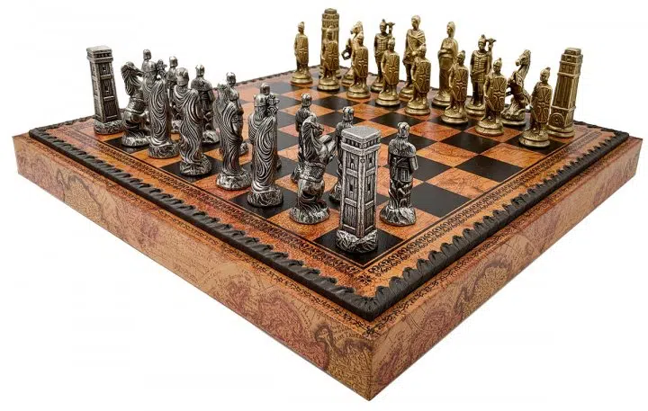 Jeu d'Échecs Romains vs Barbares - Échiquier - Backgammon et Jeu de dames en similicuir avec rangement & Pièces en métal