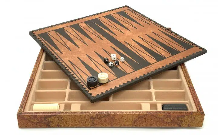 Jeu d'Échecs Romains vs Barbares - Échiquier - Backgammon et Jeu de dames en similicuir avec rangement & Pièces en métal