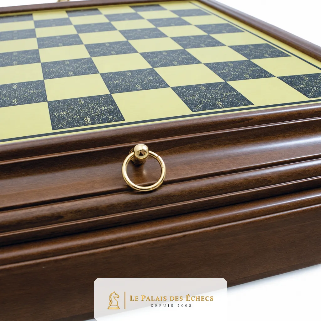 Coffret Napoléon fermé, détail du bouton anneau laiton sur le bois