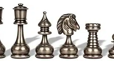 Pièces d'échecs argentées du Grand ensemble Perse en laiton massif