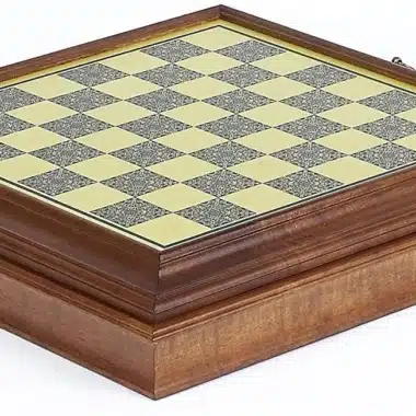 Coffret fermé avec échiquier effet laiton visible sur le dessus