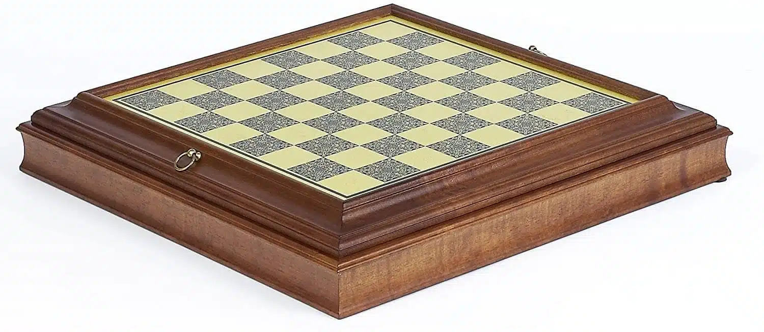 Coffret fermé avec échiquier effet laiton visible sur le dessus