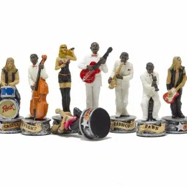 Pièces en résine Rock et Jazz posées côte à côte, détail des figurines
