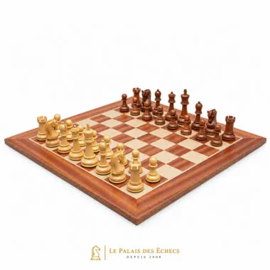 Jeu d'échecs en bois d'acacia installé sur l'échiquier en acajou, vue d'ensemble