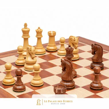 Pièces d'échecs en bois d'acacia au centre de l'échiquier, détail rapproché