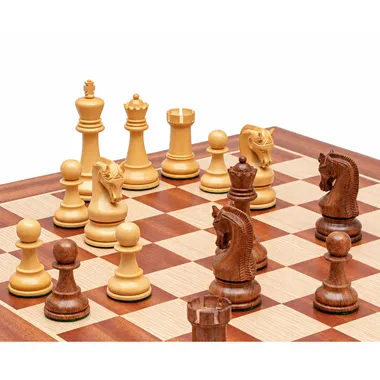 Pièces d'échecs en bois d'acacia au centre de l'échiquier, détail rapproché
