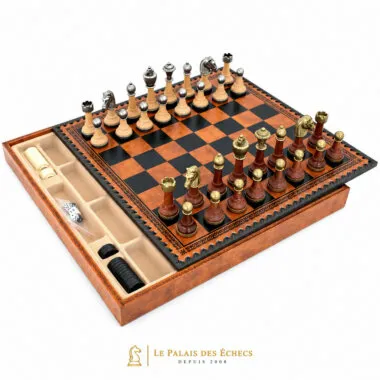 Coffret ouvert avec échiquier, pièces en métal et bois et compartiment de rangement