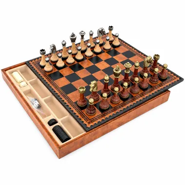 Coffret ouvert avec échiquier, pièces en métal et bois et compartiment de rangement