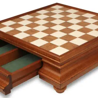 Coffret en bois avec échiquier en albâtre et tiroir ouvert doublé de feutrine verte