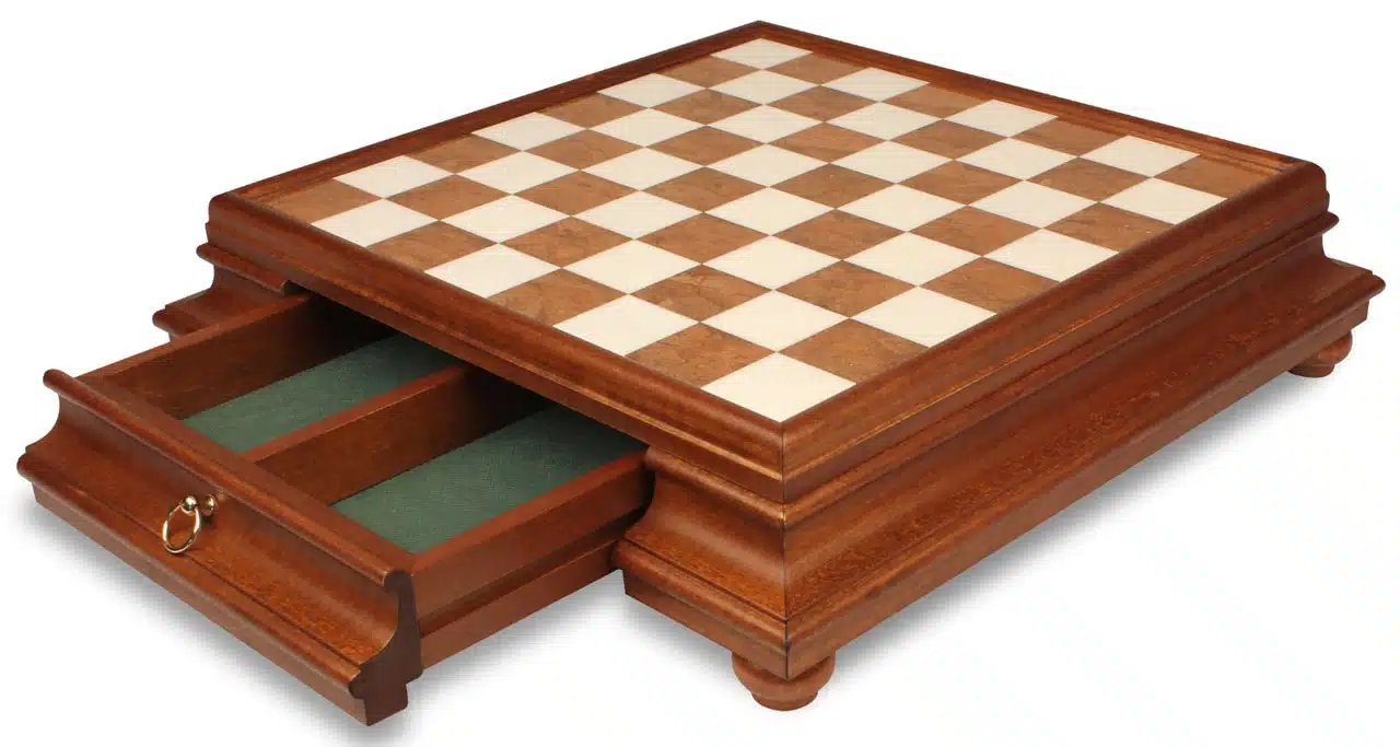 Coffret en bois avec échiquier en albâtre et tiroir ouvert doublé de feutrine verte