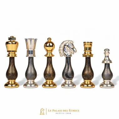 Pièces argentées en laiton plaqué, dame, fou, cavalier et tour alignés
