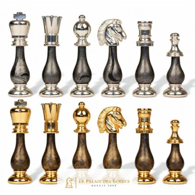 Pièces d'échecs en laiton doré et argenté, deux jeux complets alignés