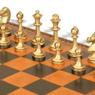 Gros plan des pièces dorées en laiton massif du jeu d'échecs Grand Staunton