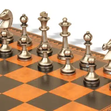 Détail des pièces argentées en laiton massif du jeu d'échecs Grand Staunton