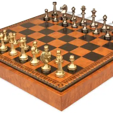 Vue d'ensemble du jeu d'échecs Grand Staunton sur son coffret en similicuir