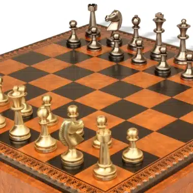 Pièces argentées et dorées du jeu Grand Staunton vues en angle sur l'échiquier
