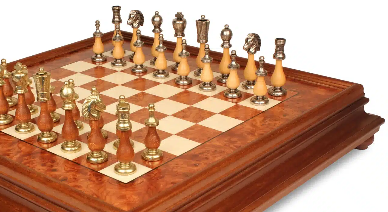 Jeu d'Échecs Arabesque - Échiquier en bois de Bruyère et Bois d'Orme avec tiroir & Pièces en métal et bois