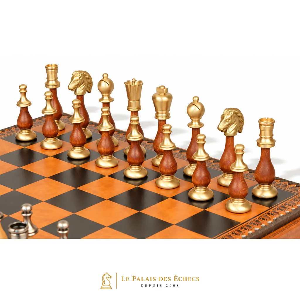 Détail des pièces dorées et bois du Jeu d'Échecs Grand Oriental, gros plan