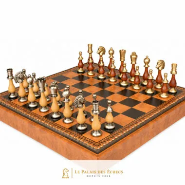 Pièces en bois et métal du Jeu d'Échecs Grand Oriental alignées sur l'échiquier