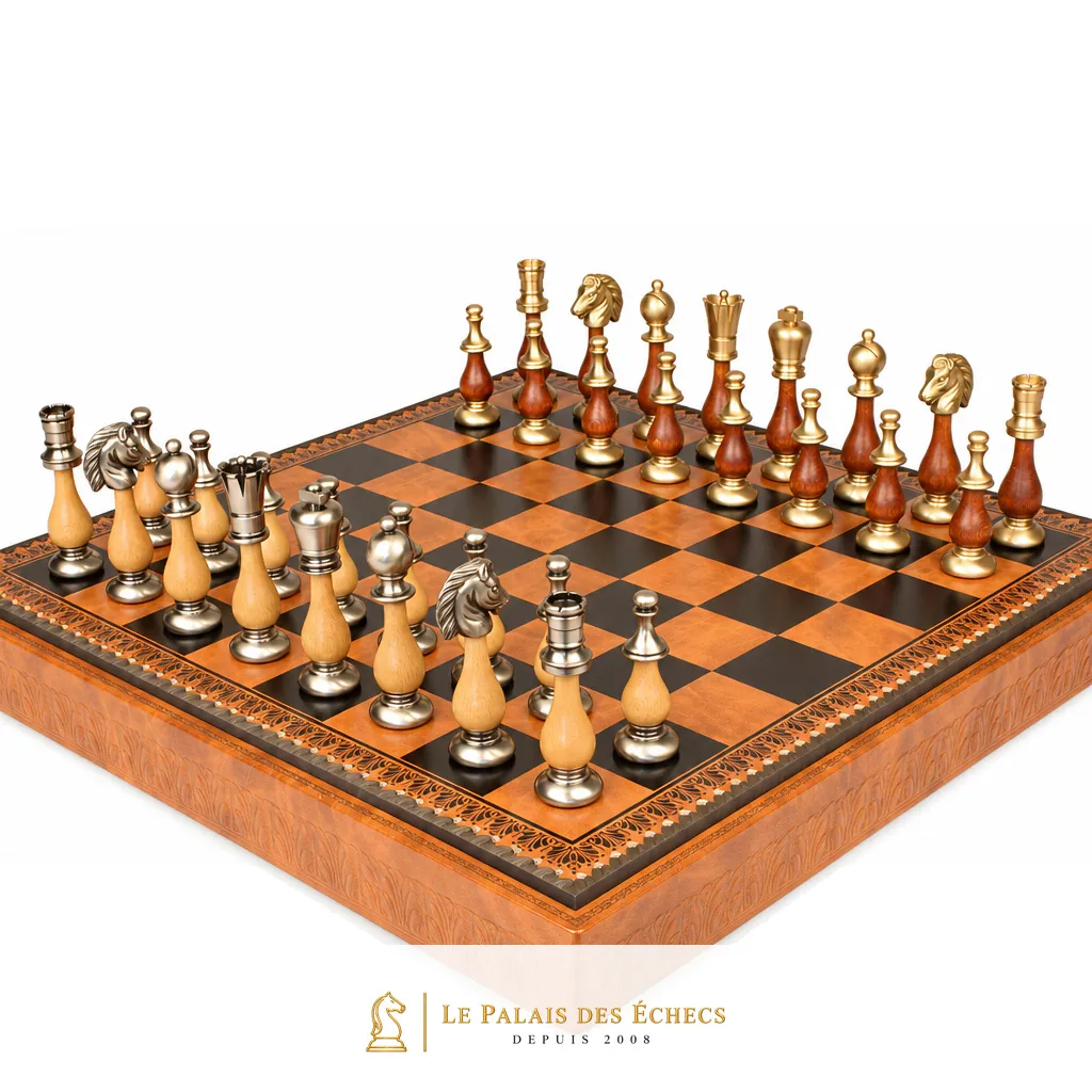 Pièces en bois et métal du Jeu d'Échecs Grand Oriental alignées sur l'échiquier